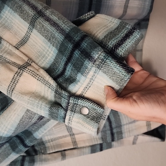 Old Navy Transitional Plaid Utility Shacket - Picture 6 of 14